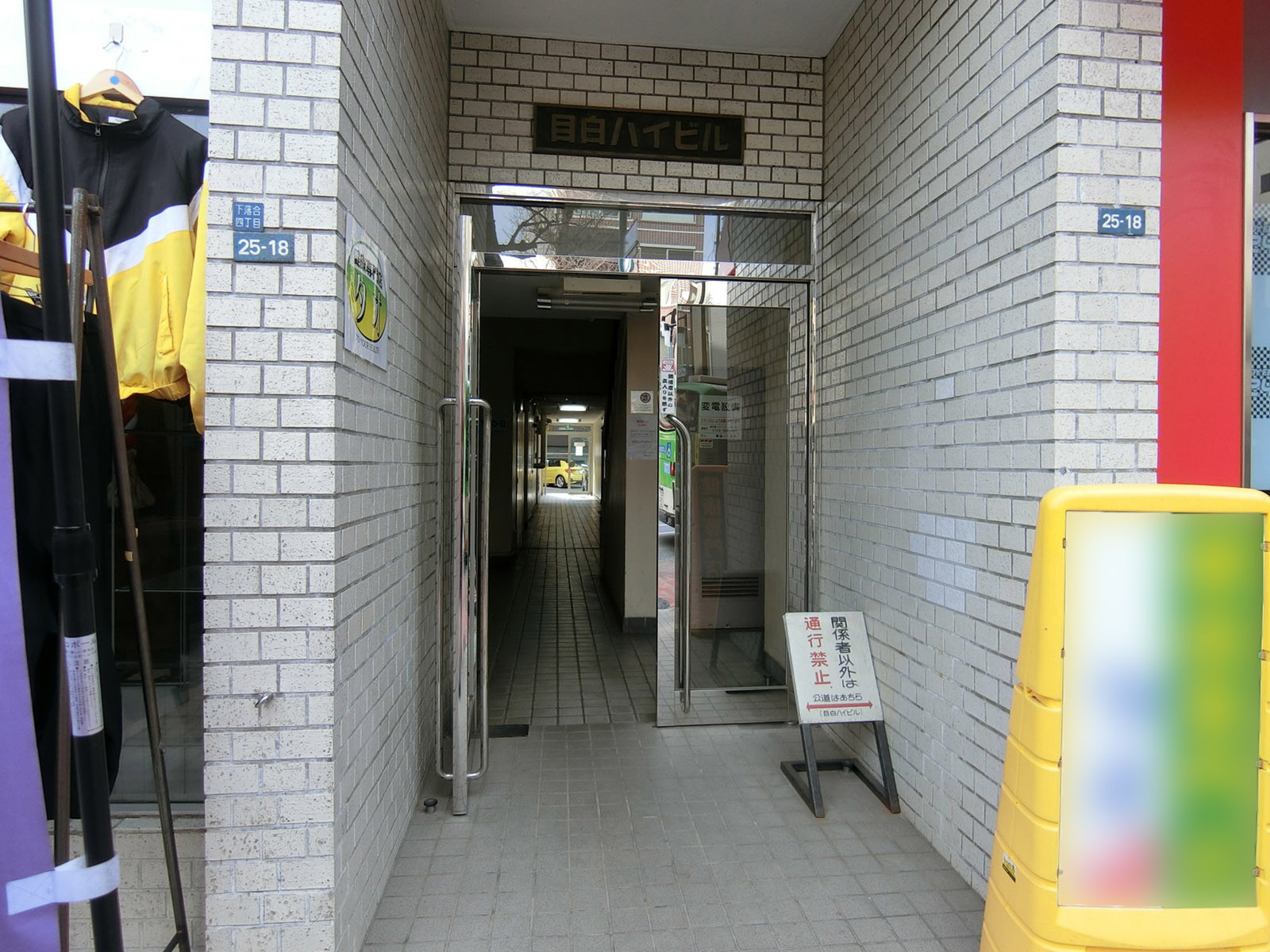 オフィスビル出入り口