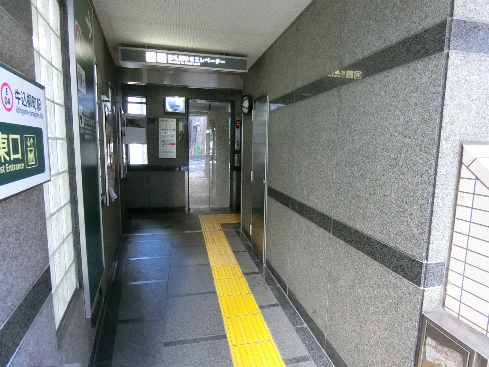 エントランス内部