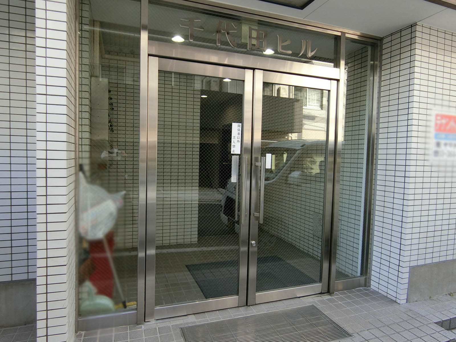 オフィスビル出入口