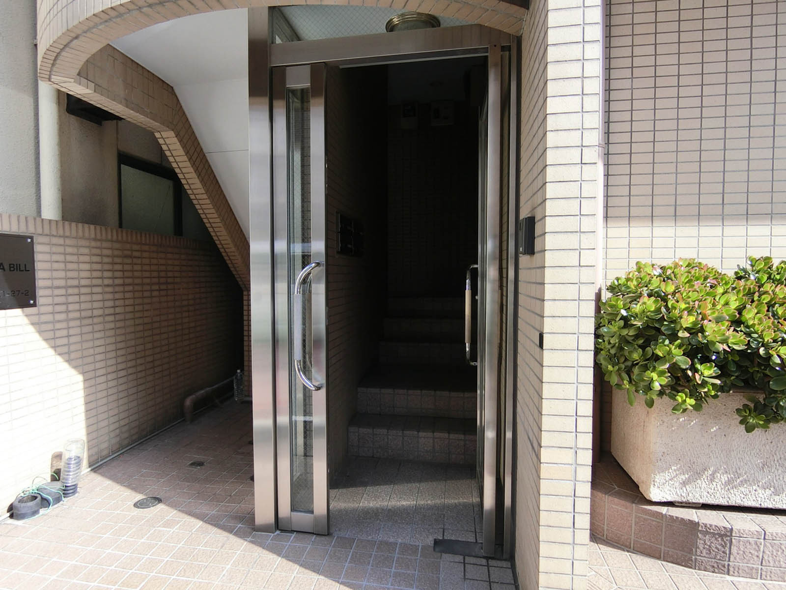 オフィスビル出入口