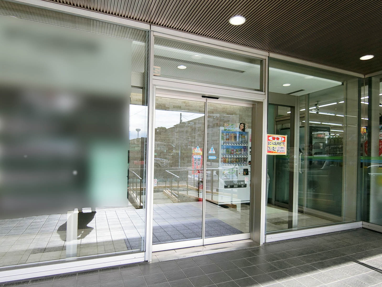 オフィスビル出入口