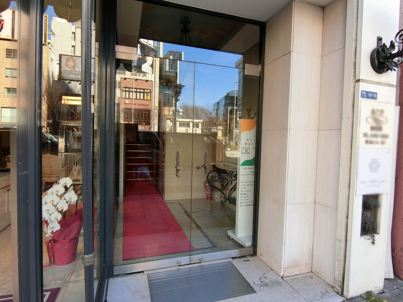 オフィスビル出入口