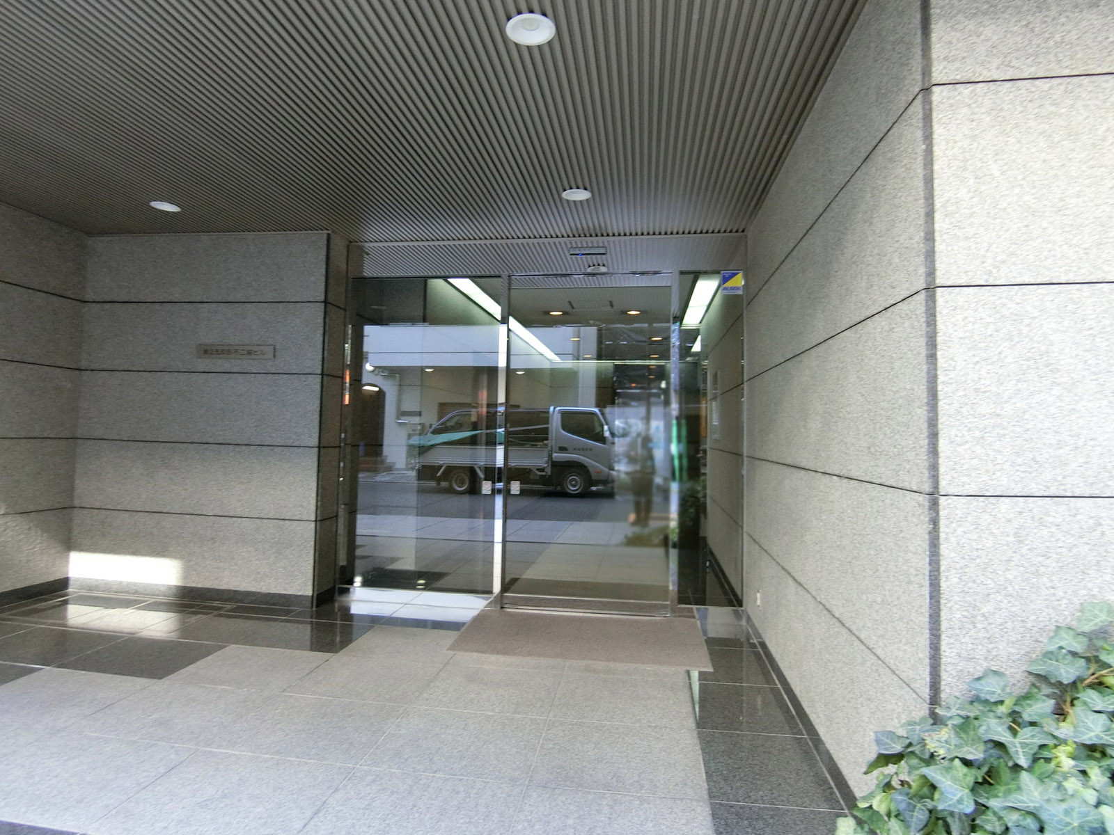 オフィスビル出入り口