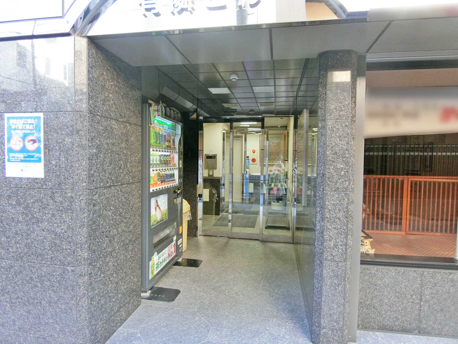 オフィスビル出入口