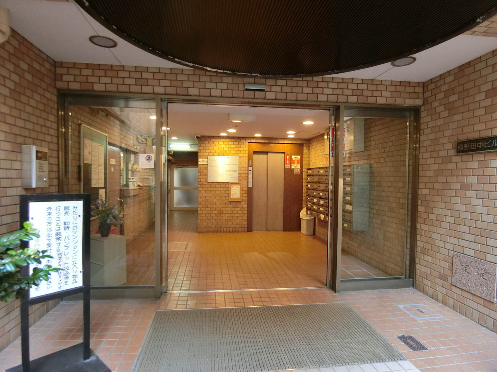オフィスビル出入口