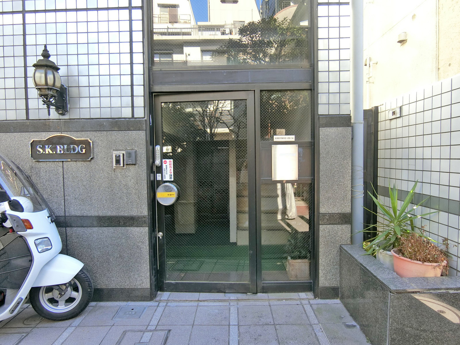 オフィスビル出入口