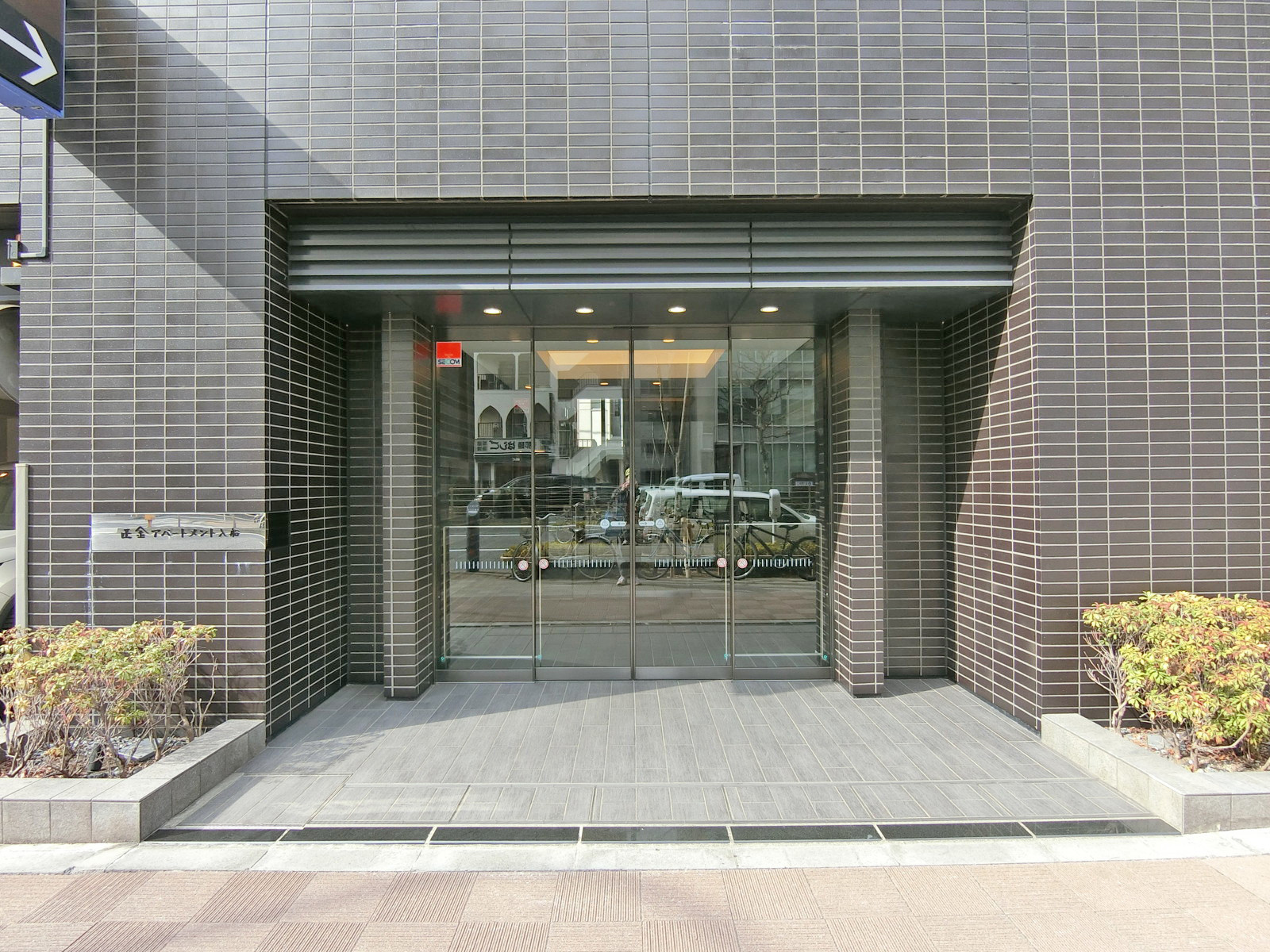 オフィスビル出入り口