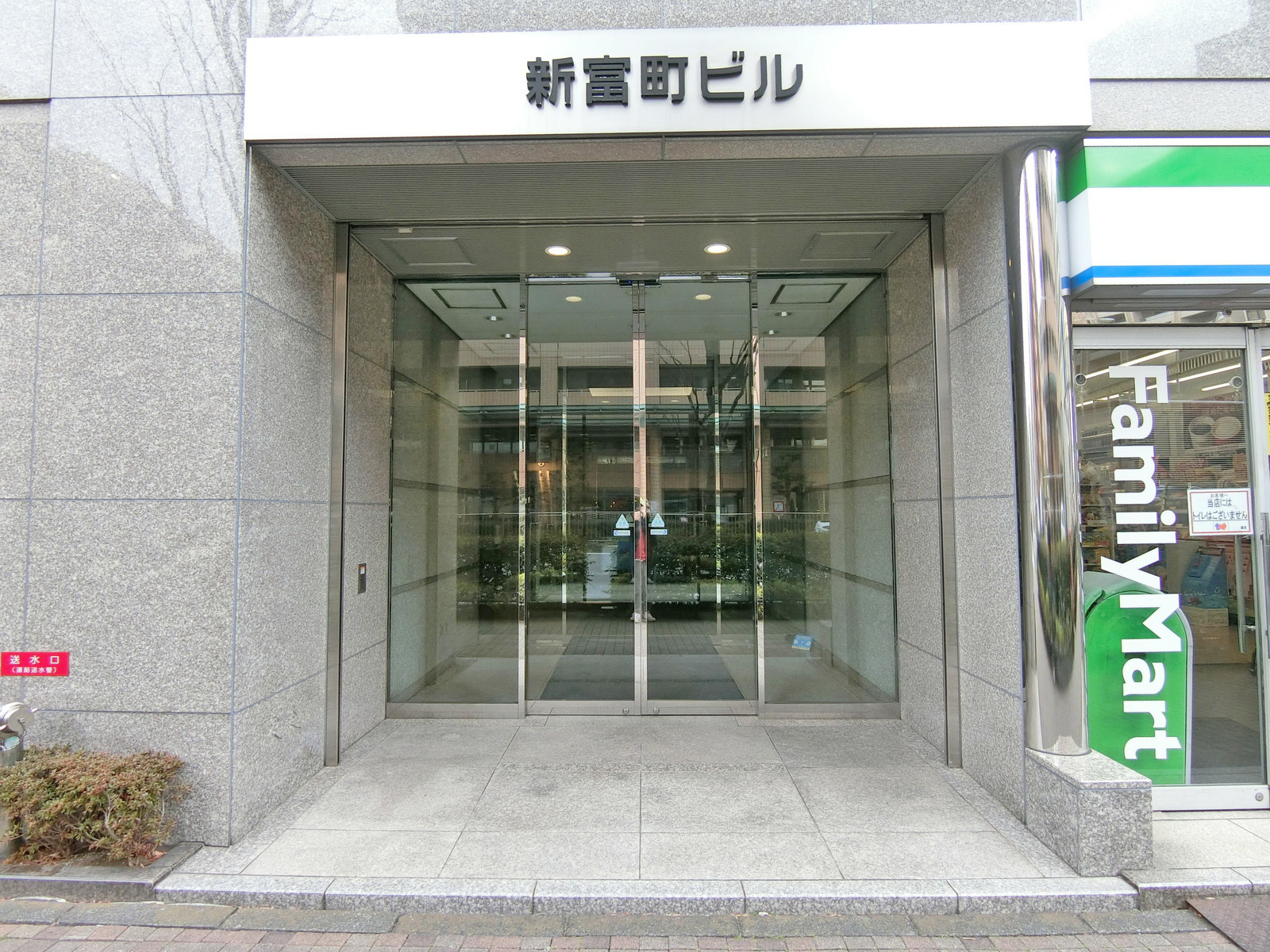 オフィスビル出入口