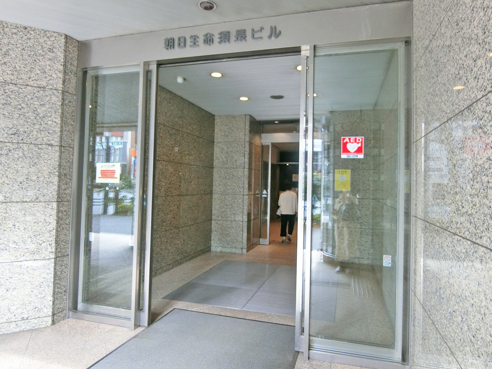 オフィスビル出入口