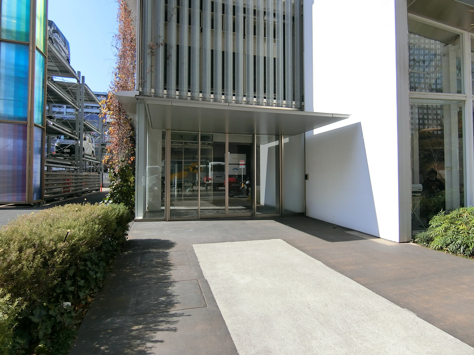 オフィスビル出入り口