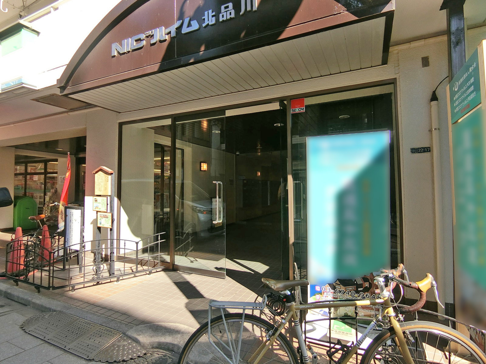 オフィスビル出入り口