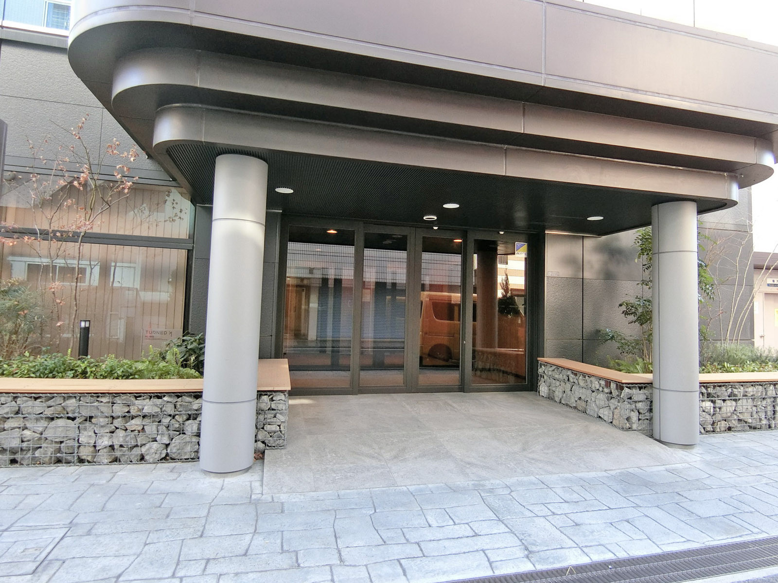 オフィスビル出入り口