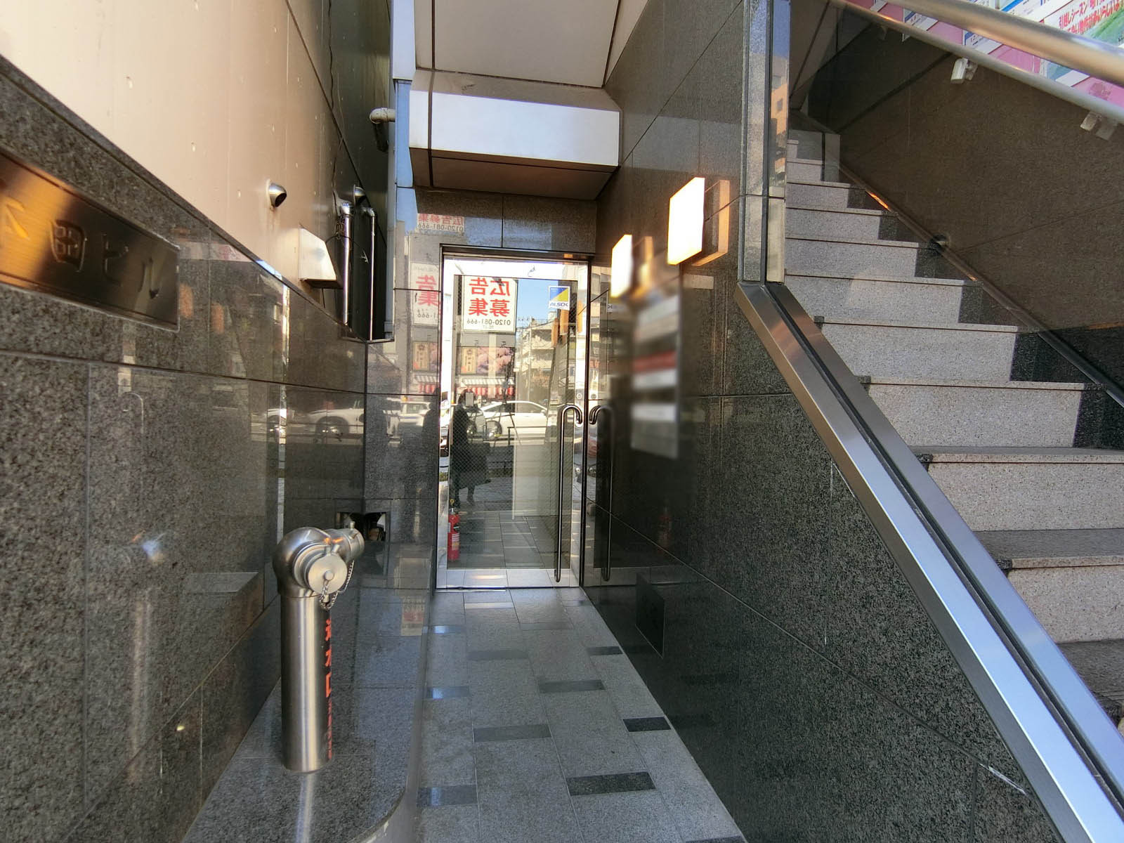 オフィスビル出入口