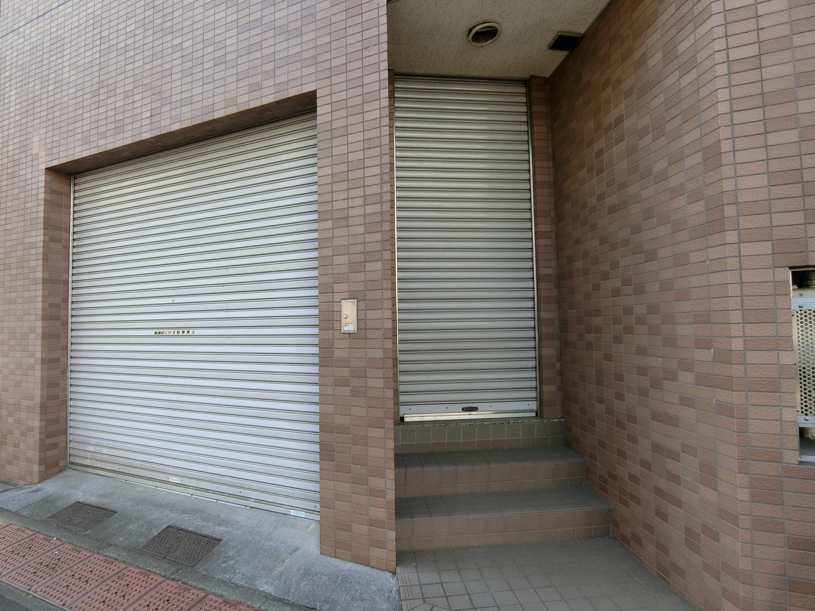 オフィスビル出入口