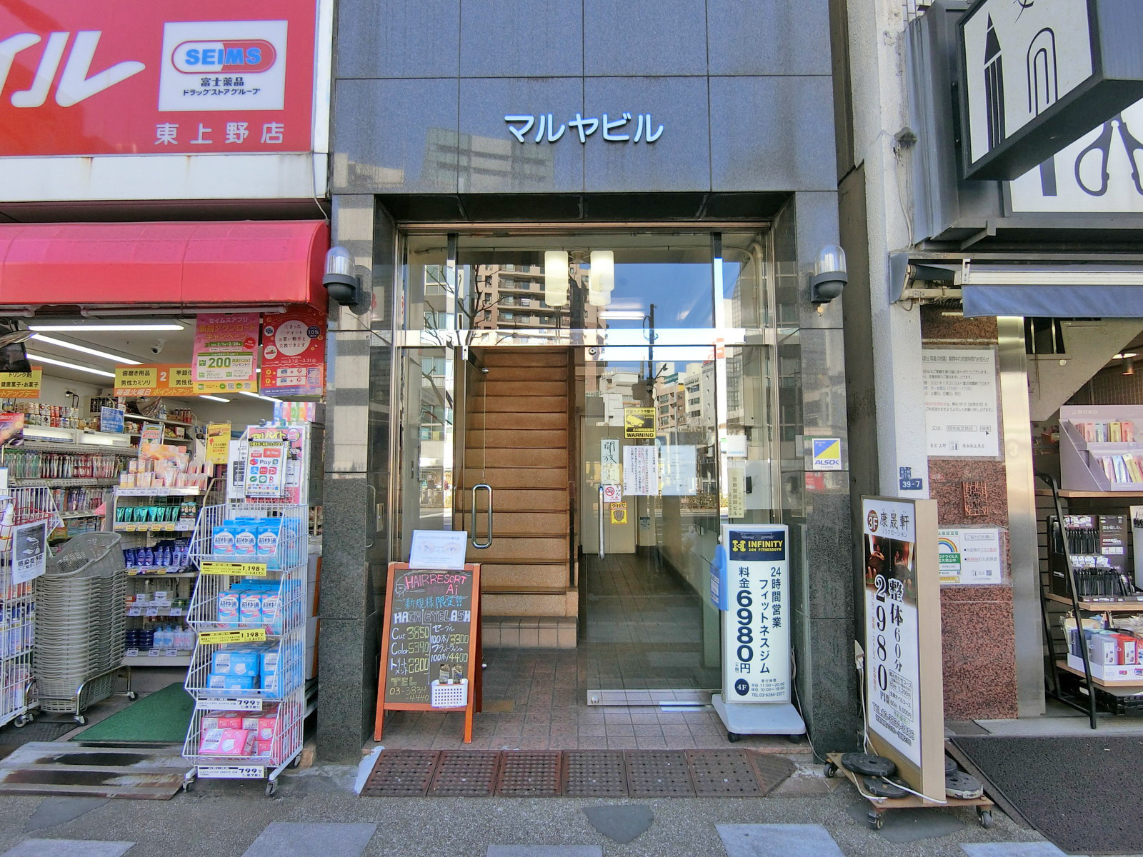 オフィスビル出入り口