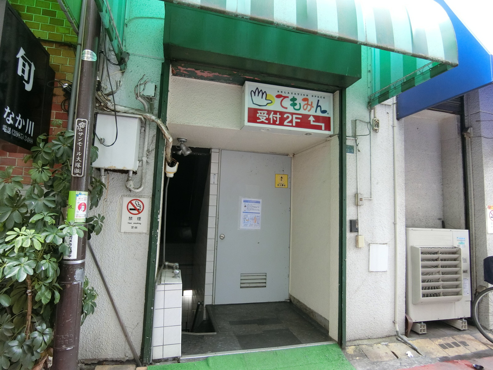 オフィスビル出入口