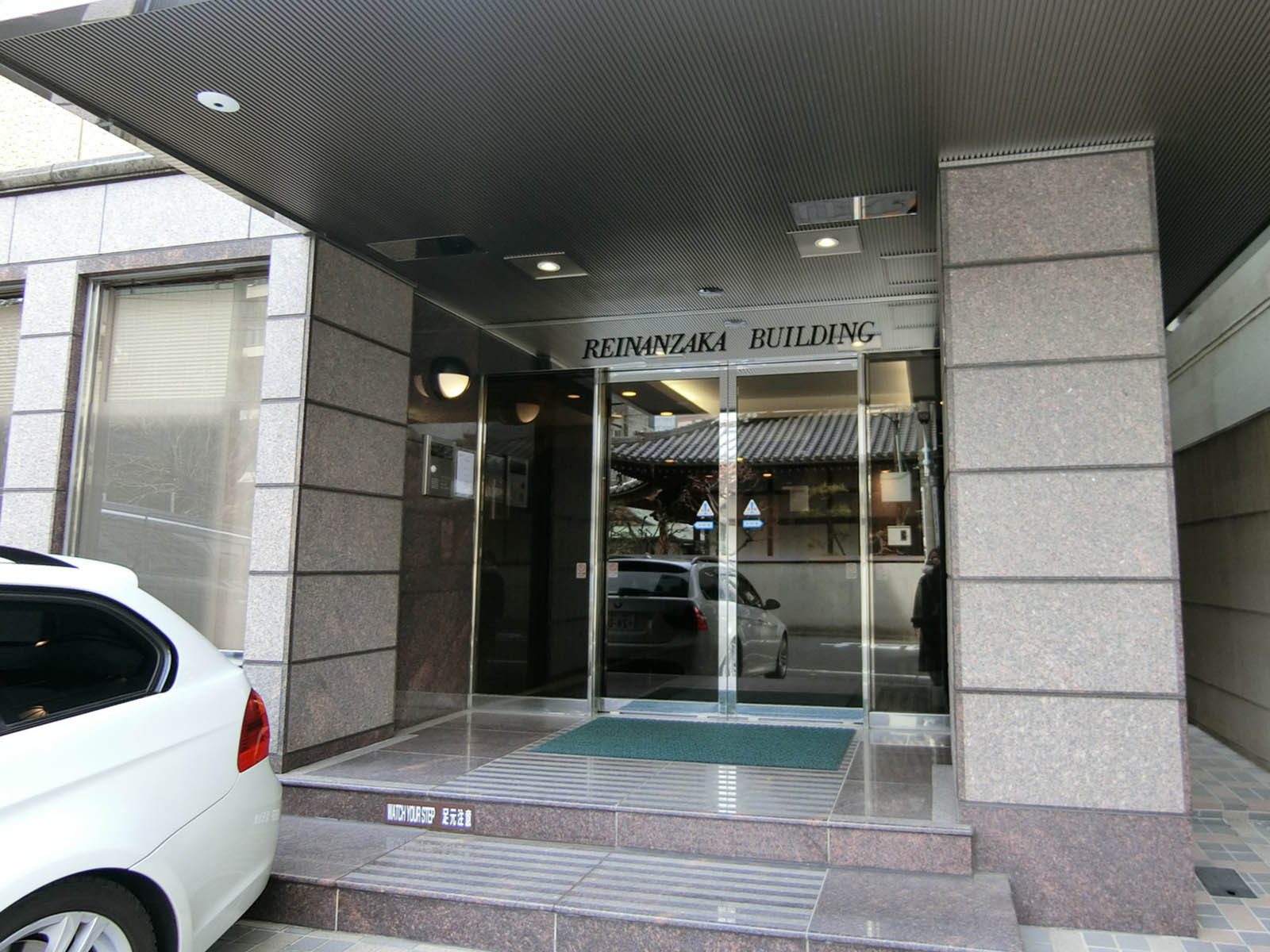 オフィスビル出入口