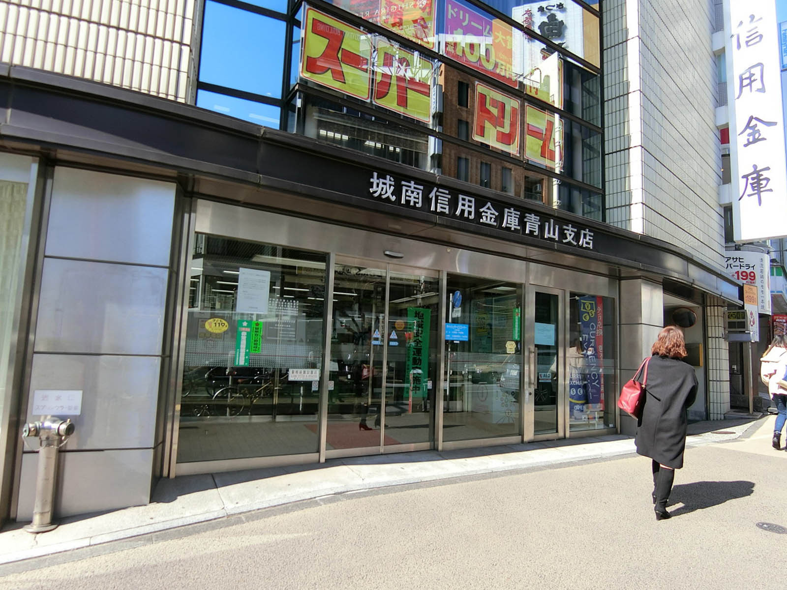オフィスビル出入口
