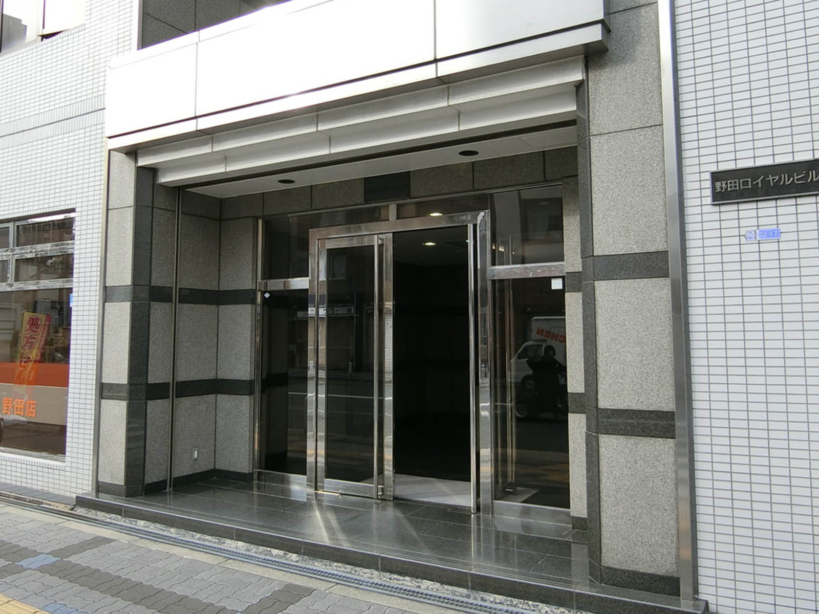 オフィスビル出入口