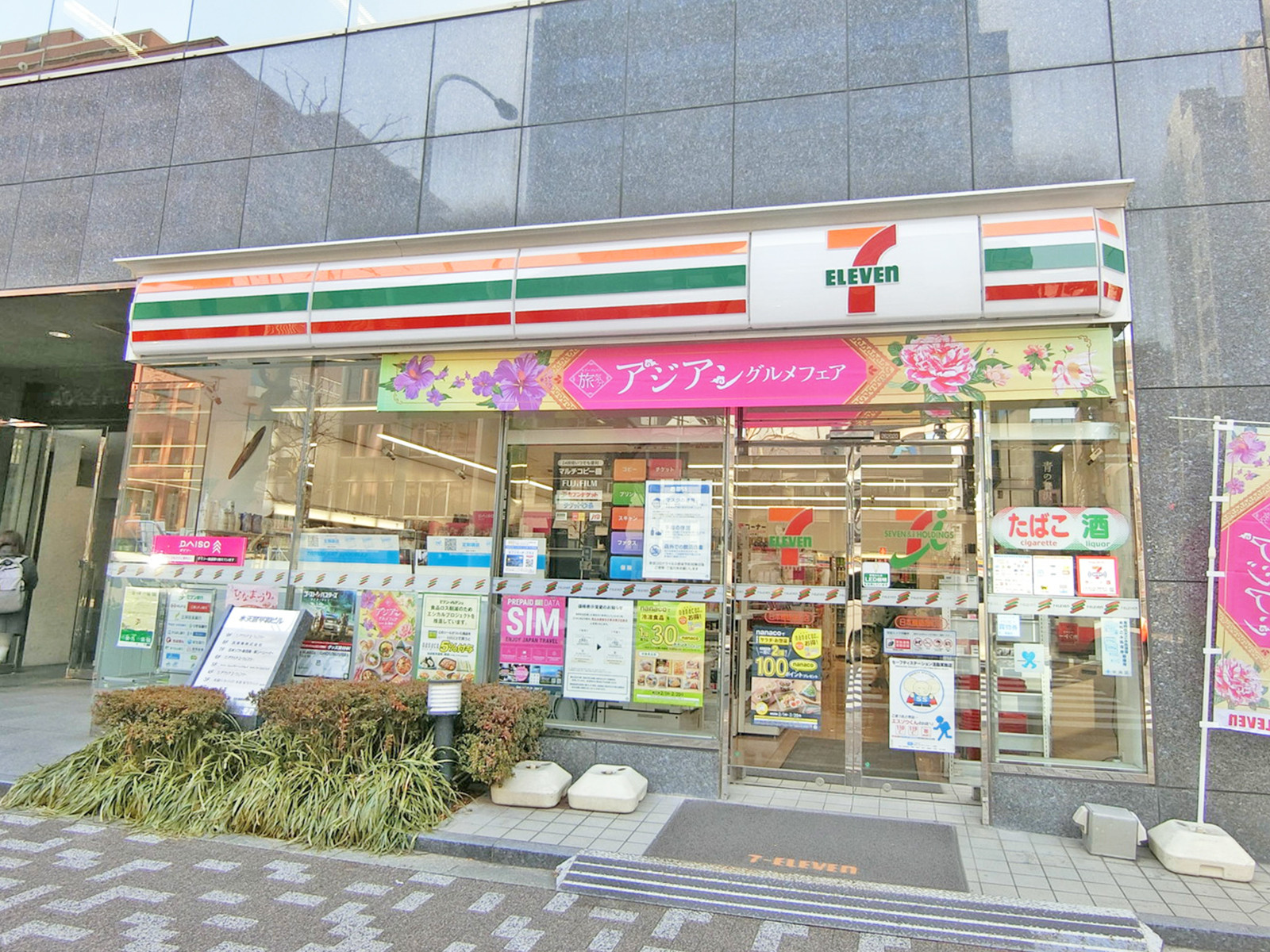 1階：セブン-イレブン