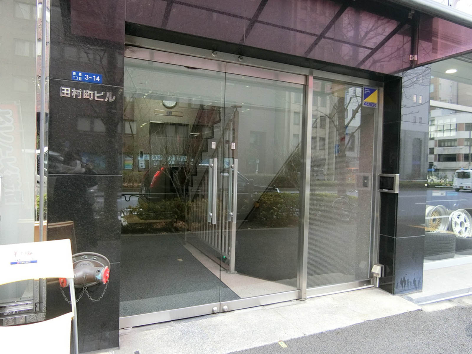 オフィスビル出入口