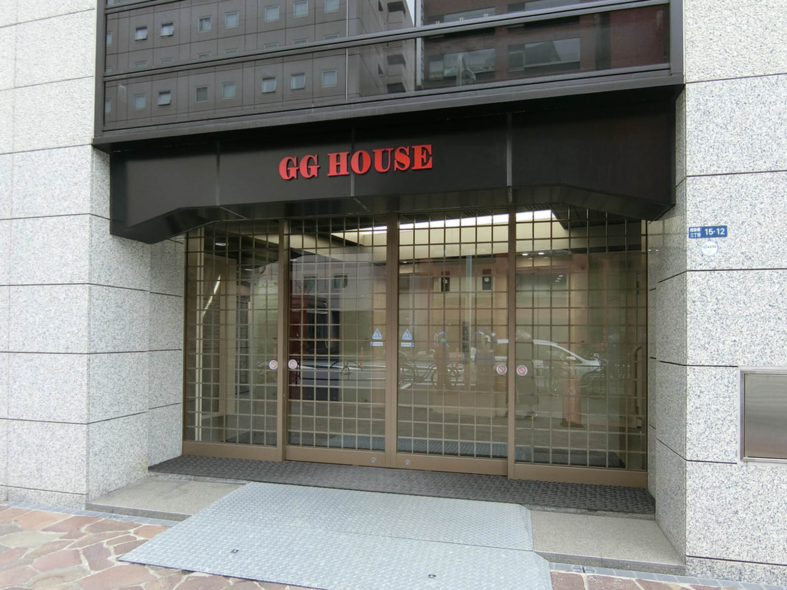 オフィスビル出入口