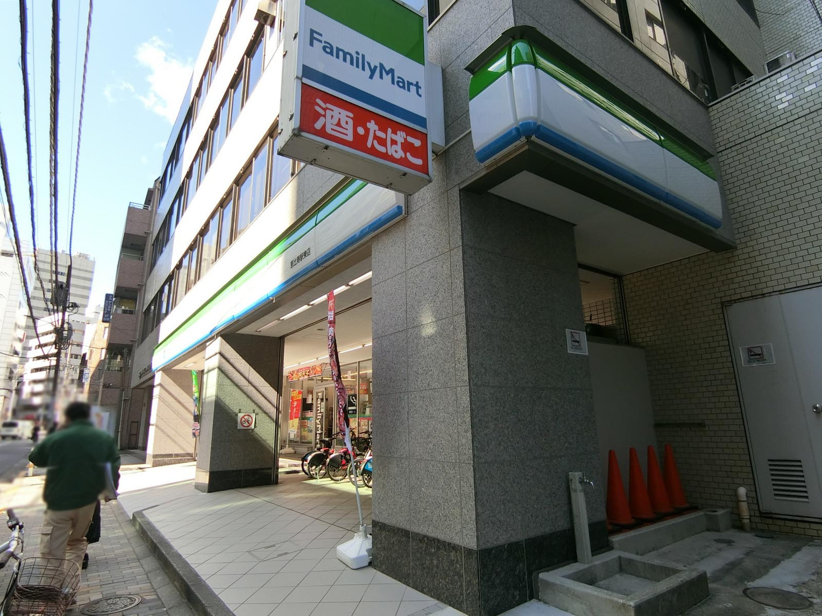 1階のファミリーマート 恵比寿駅東店