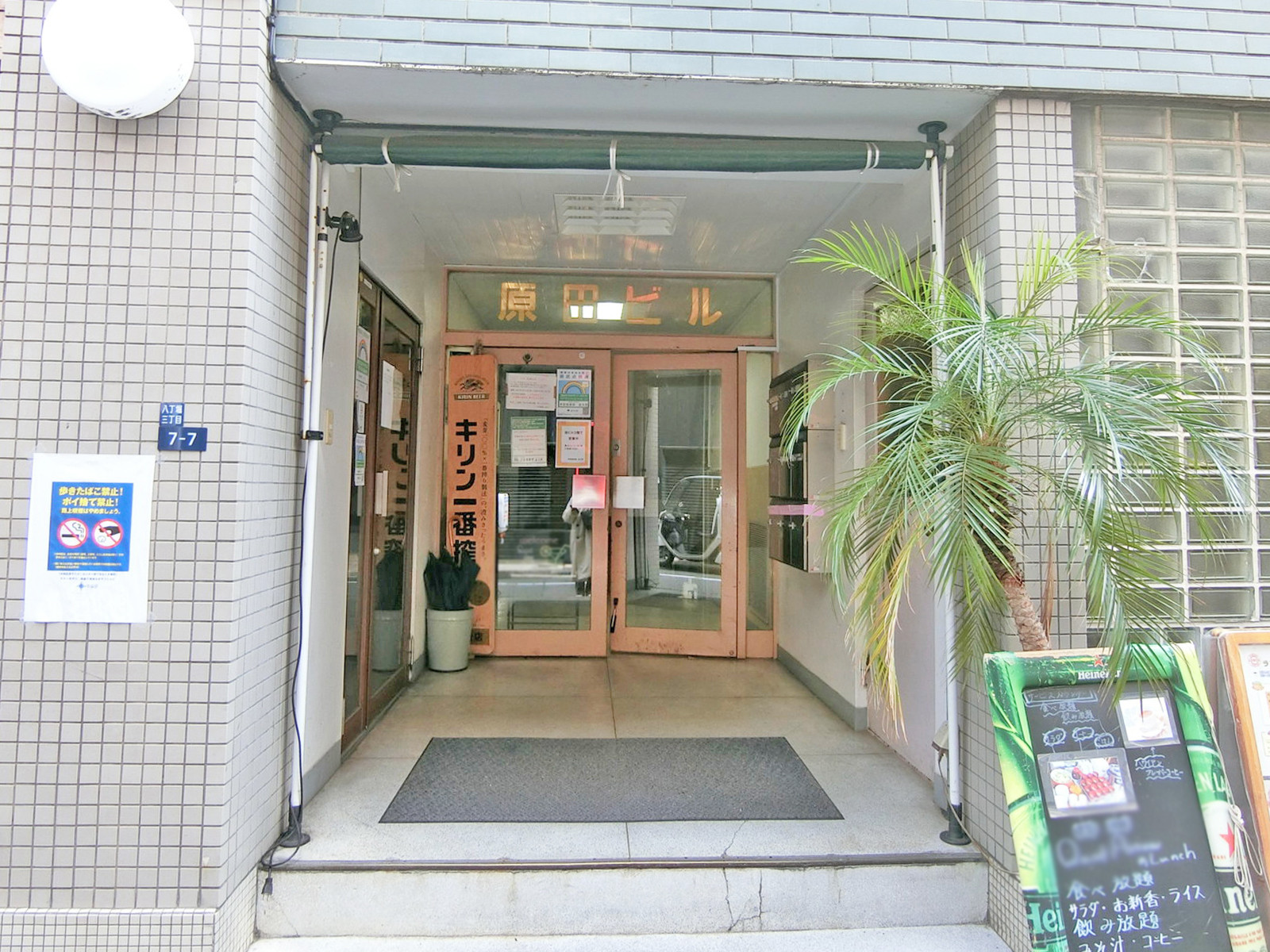 オフィスビル出入口