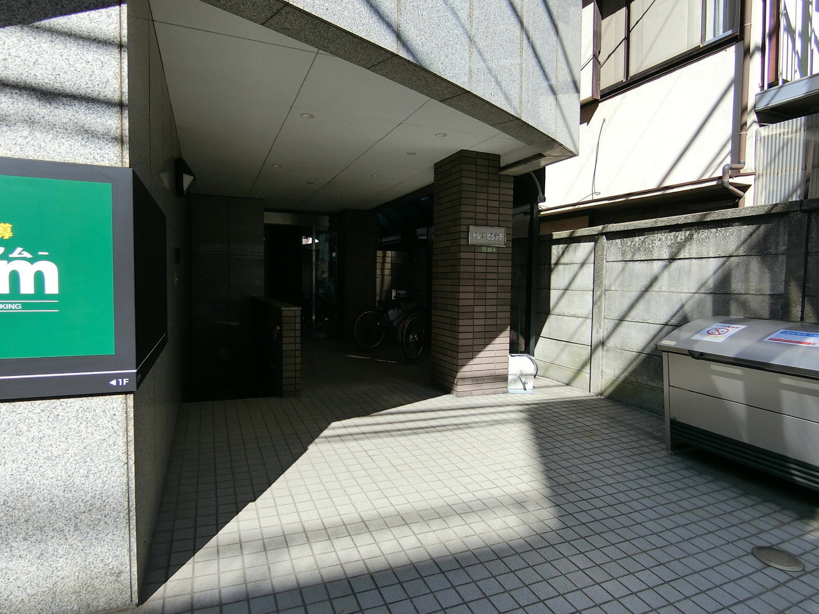 オフィスビル出入口