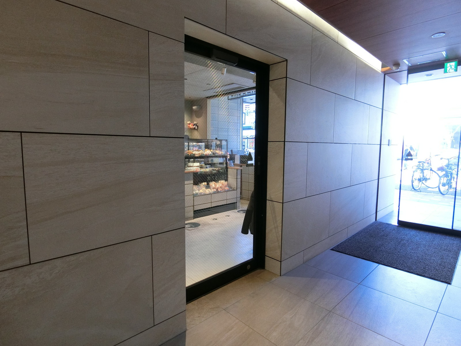 1階店舗への出入口