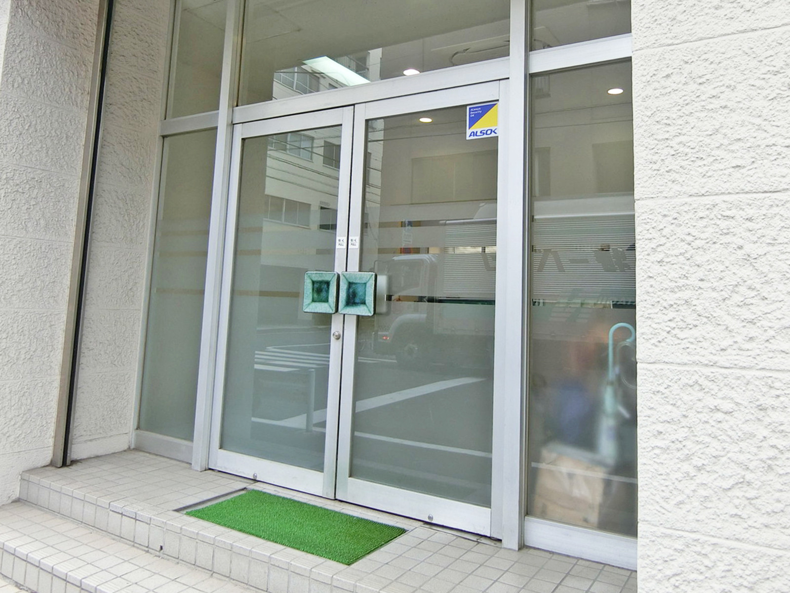 オフィスビル出入口
