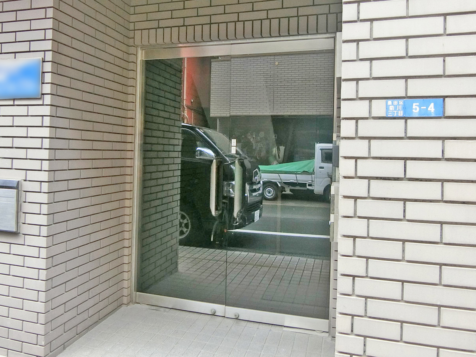 オフィスビル出入口