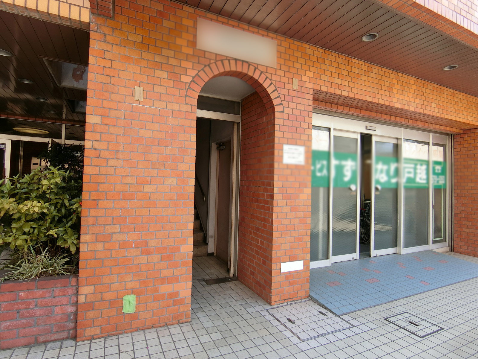 オフィスビル出入り口