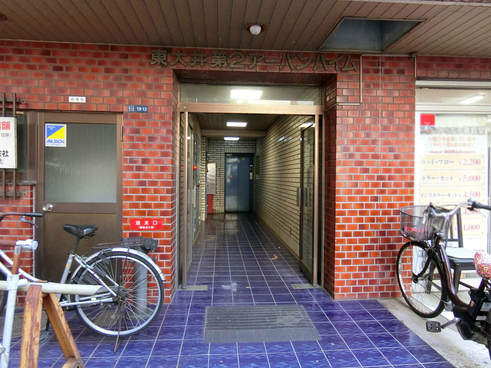 オフィスビル出入り口