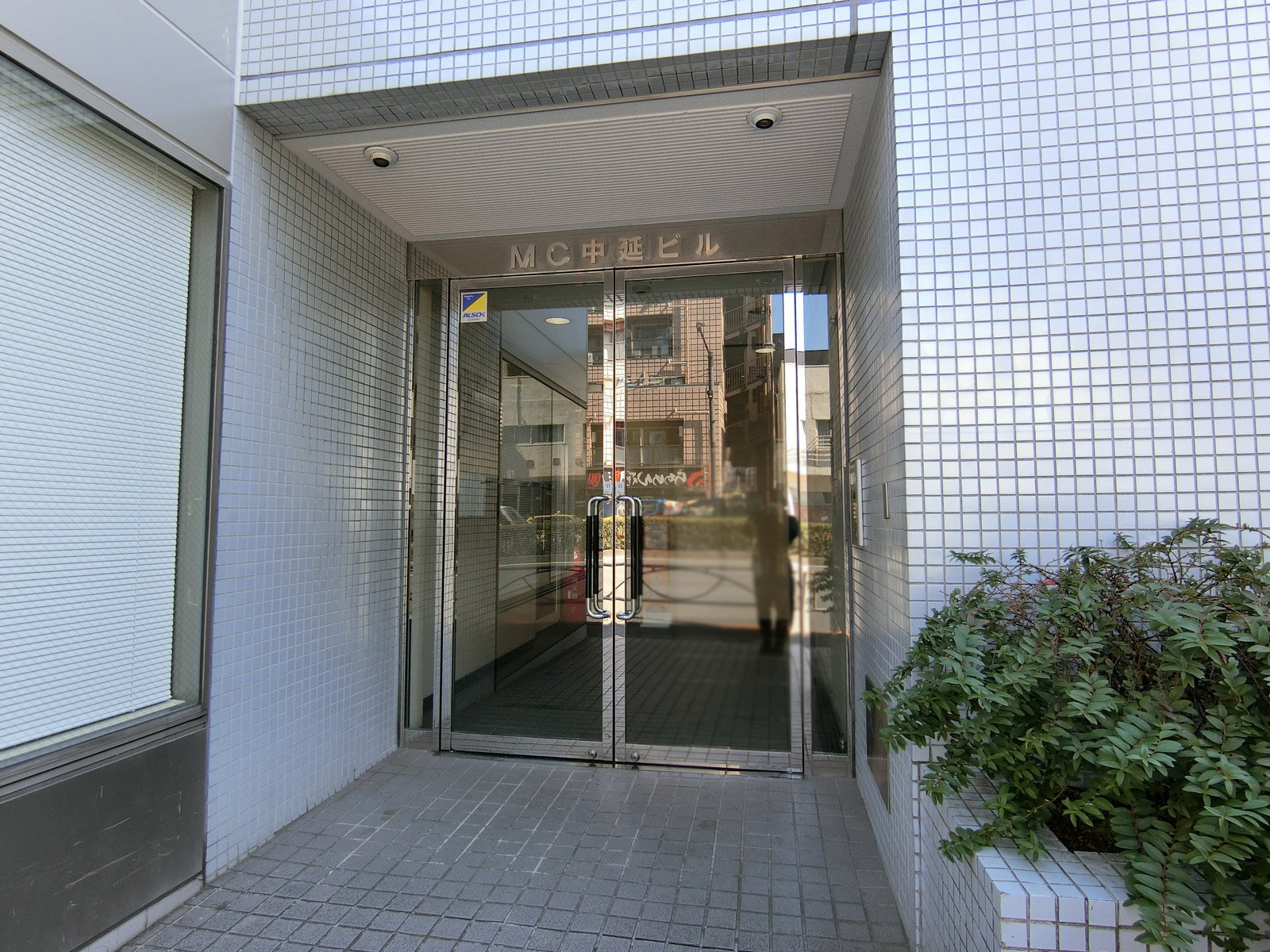 オフィスビル出入り口