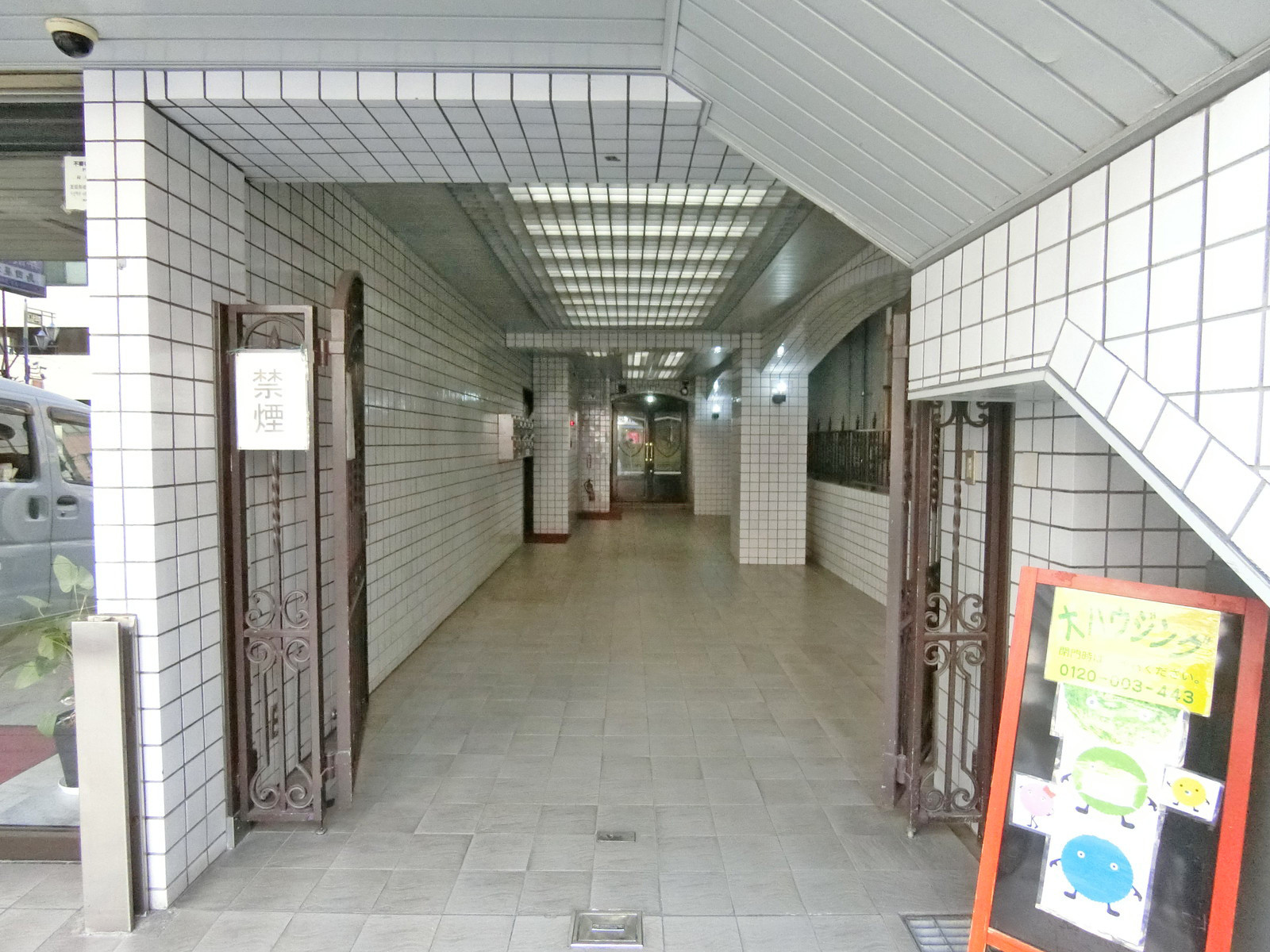 オフィスビル出入口