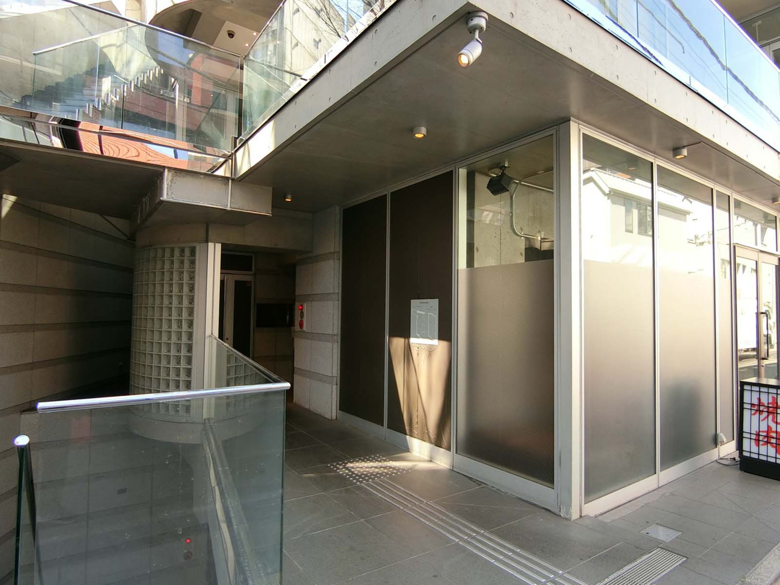 オフィスビル出入口