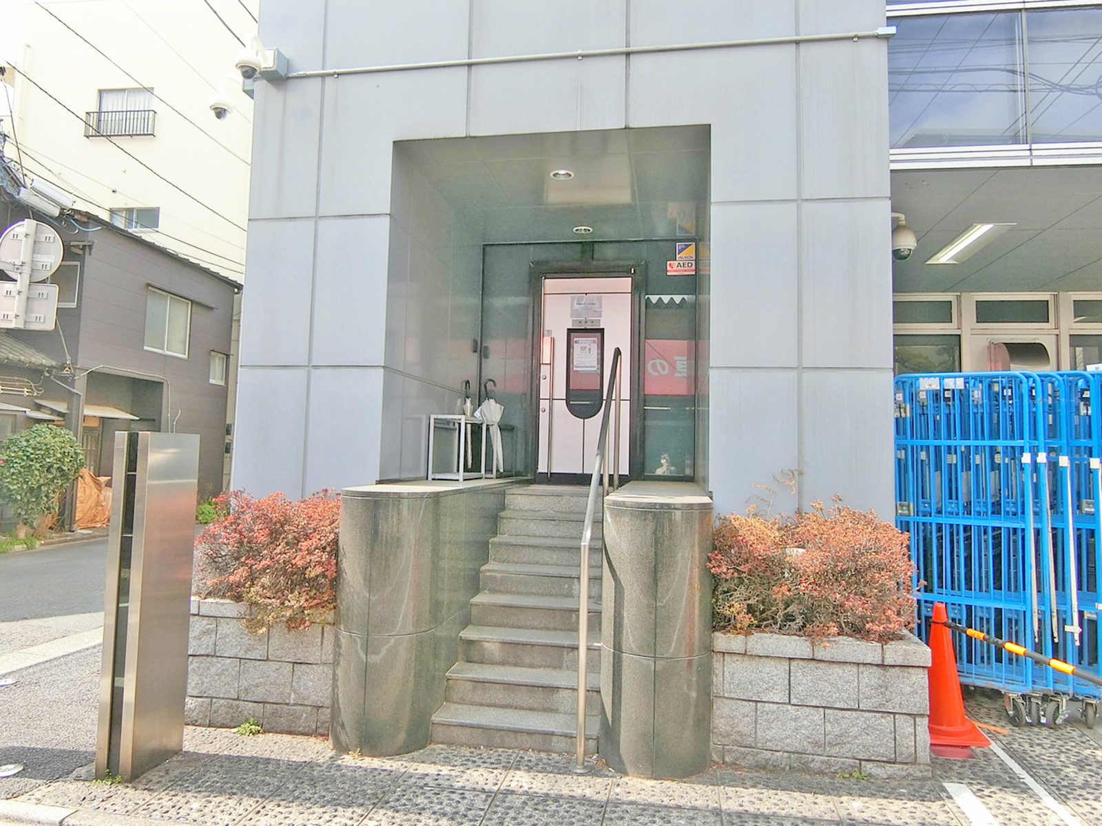 オフィスビル出入口