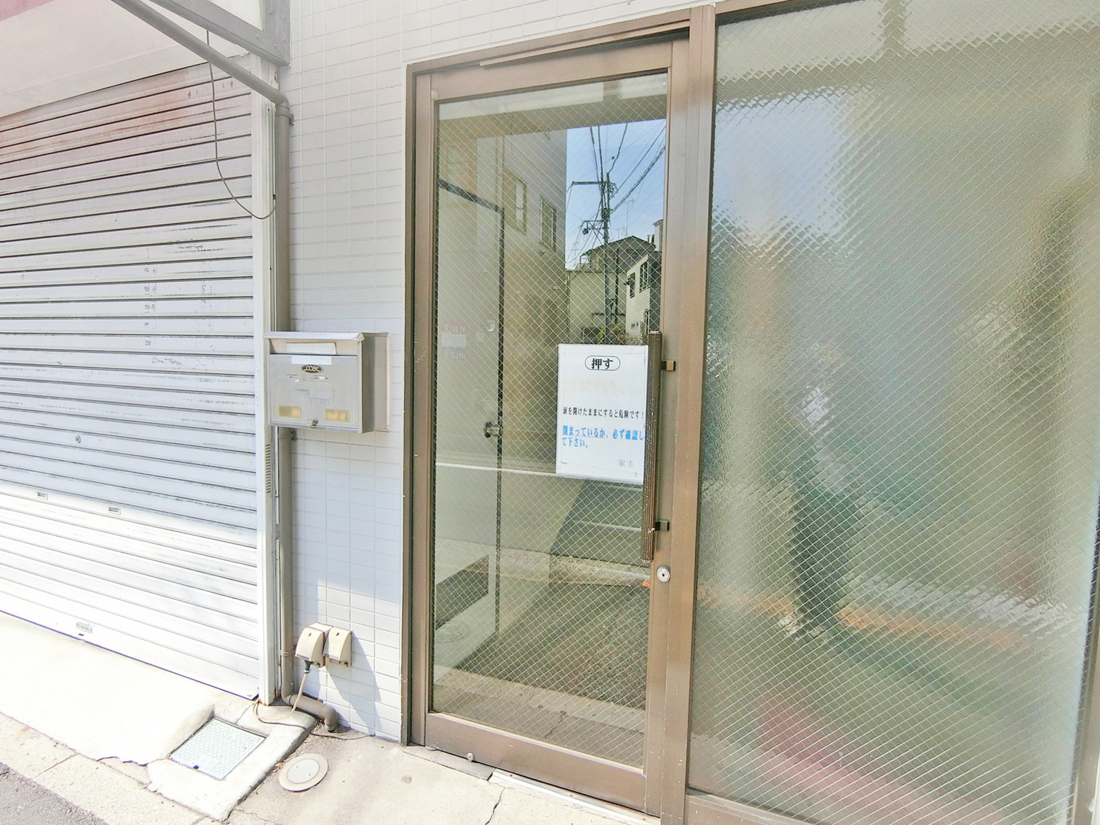 オフィスビル出入口