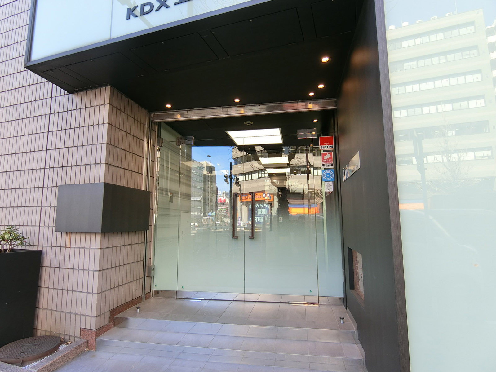 オフィスビル出入口