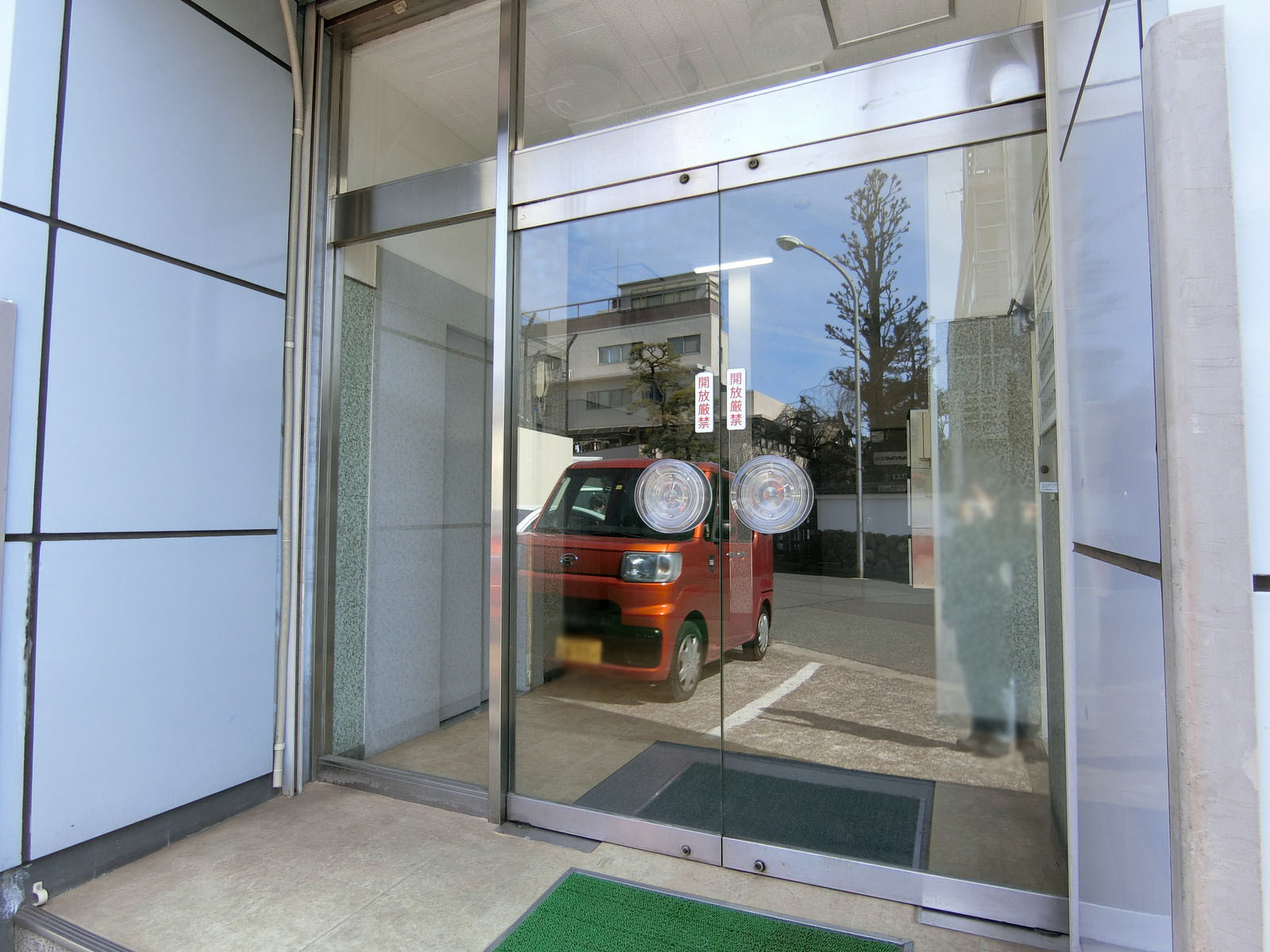 オフィスビル出入口