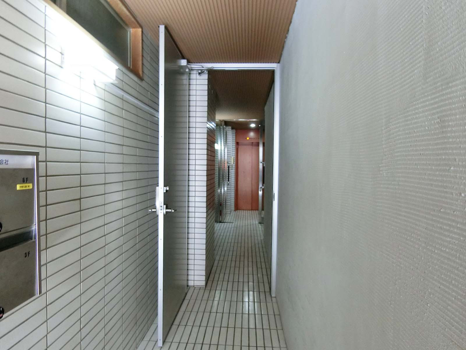 オフィスビル出入口