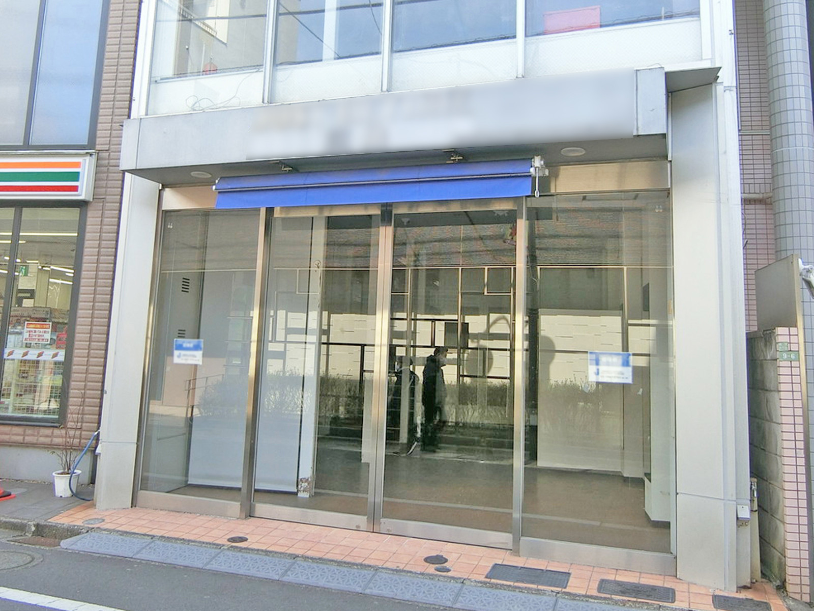 オフィスビル出入口