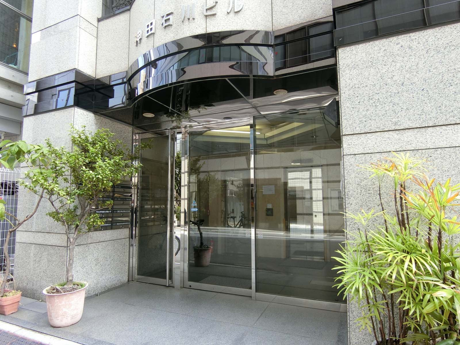 オフィスビル出入口