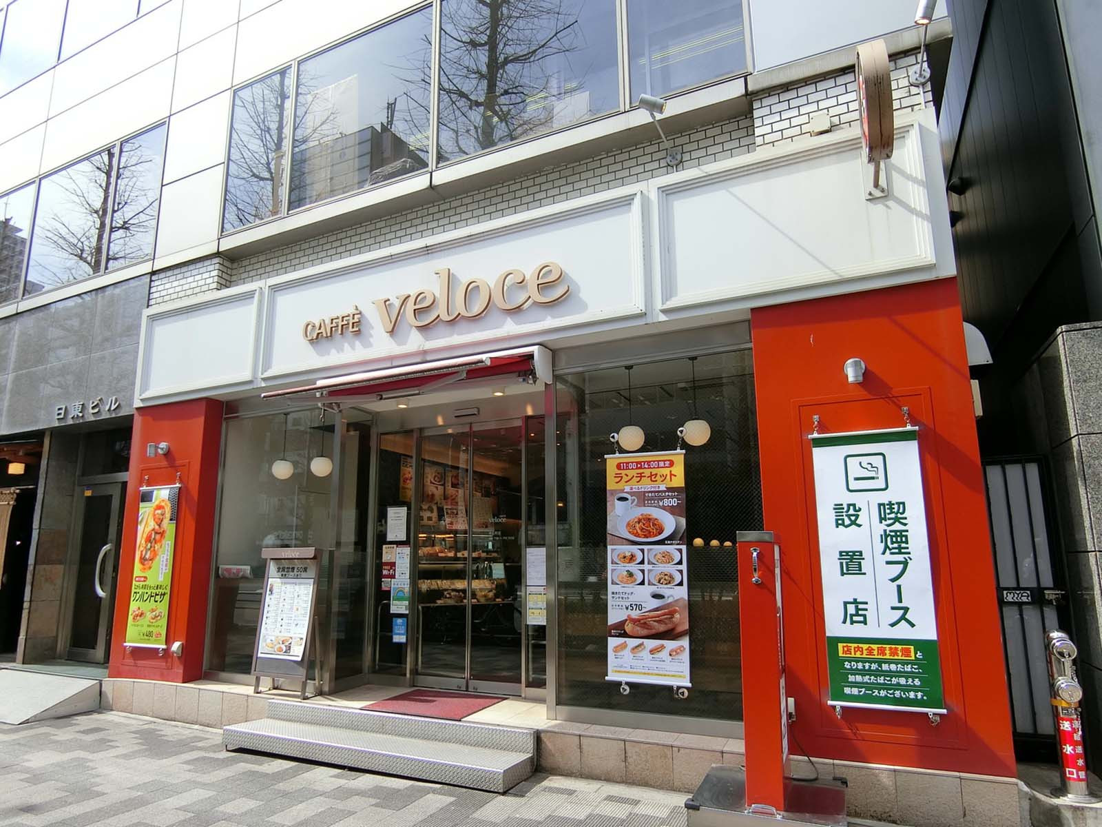 1階のカフェ・ベローチェ 末広町店