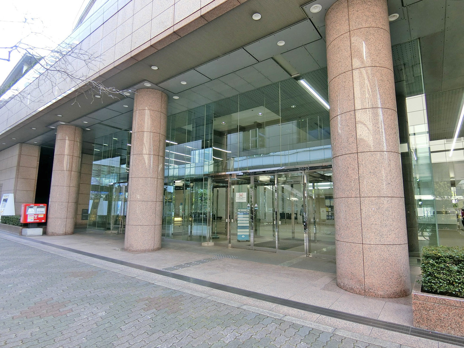 オフィスビル出入口