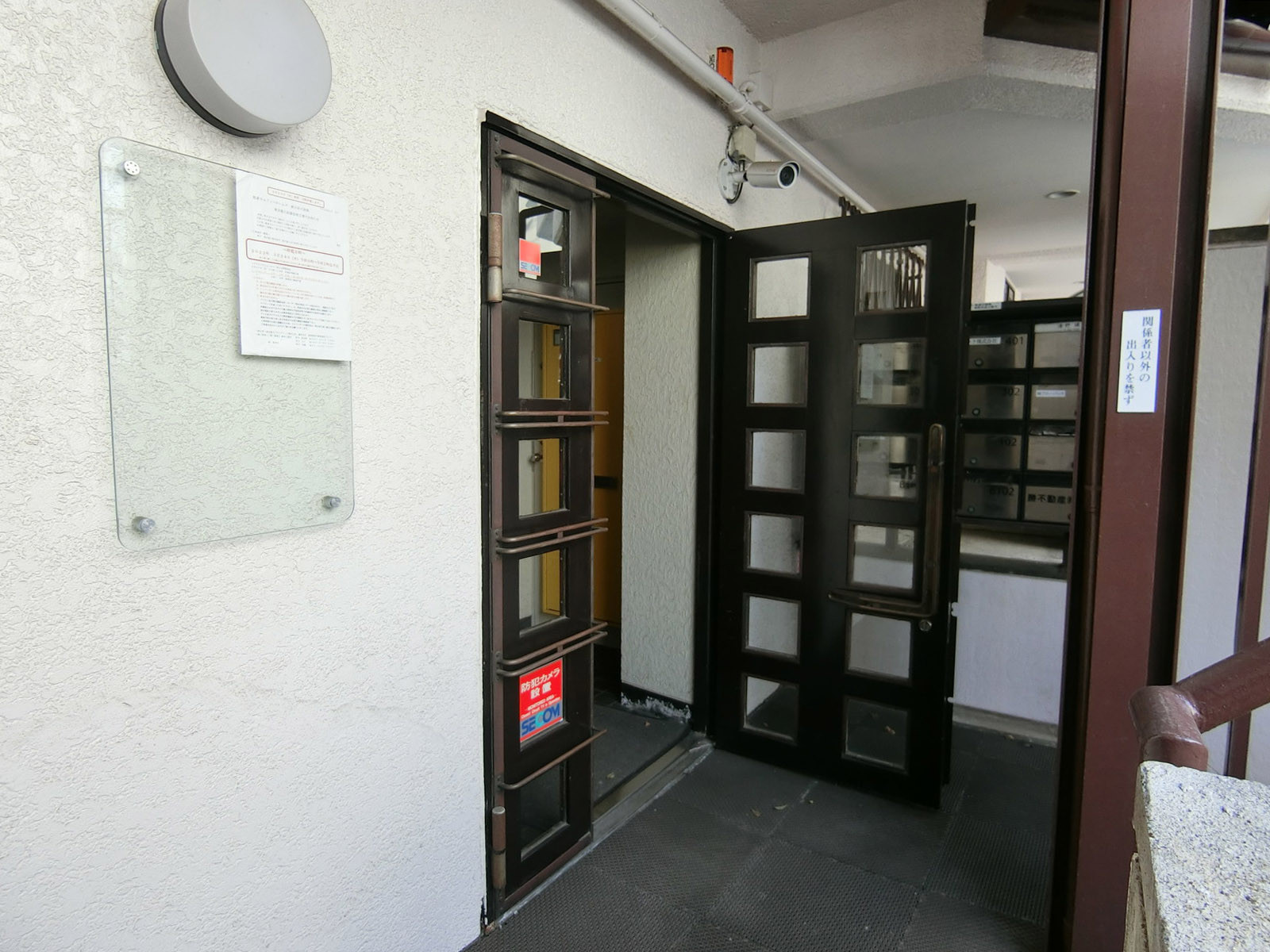 オフィスビル出入り口