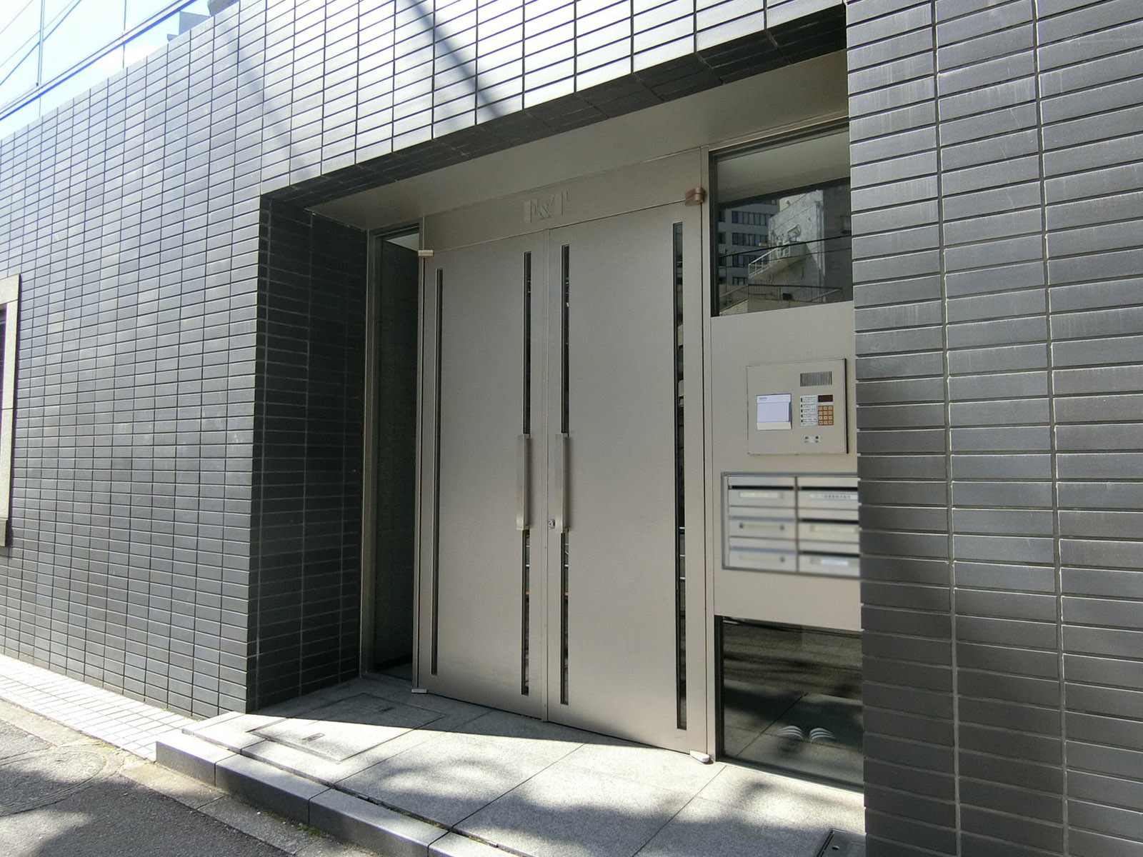 オフィスビル出入口