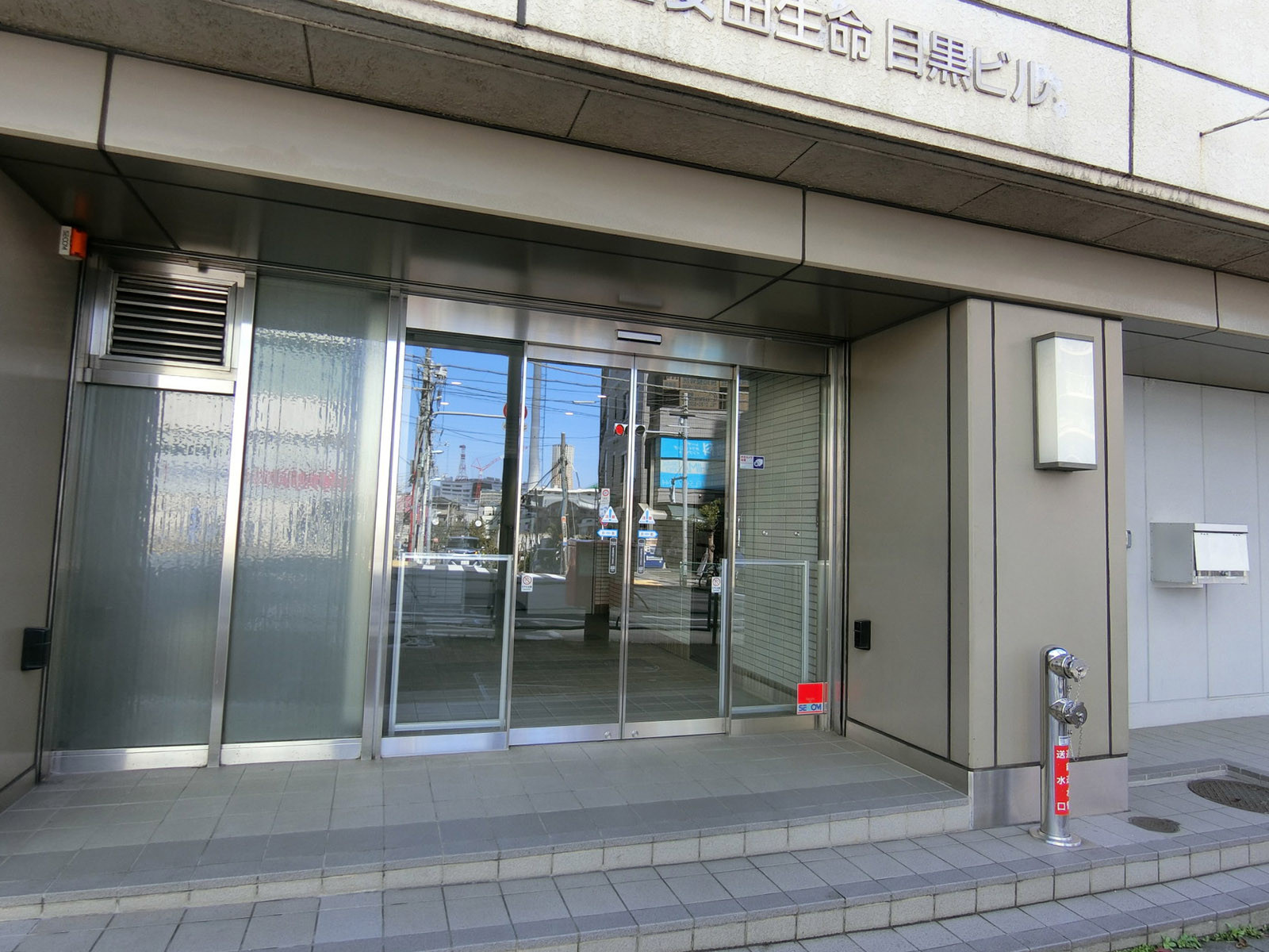 オフィスビル出入り口