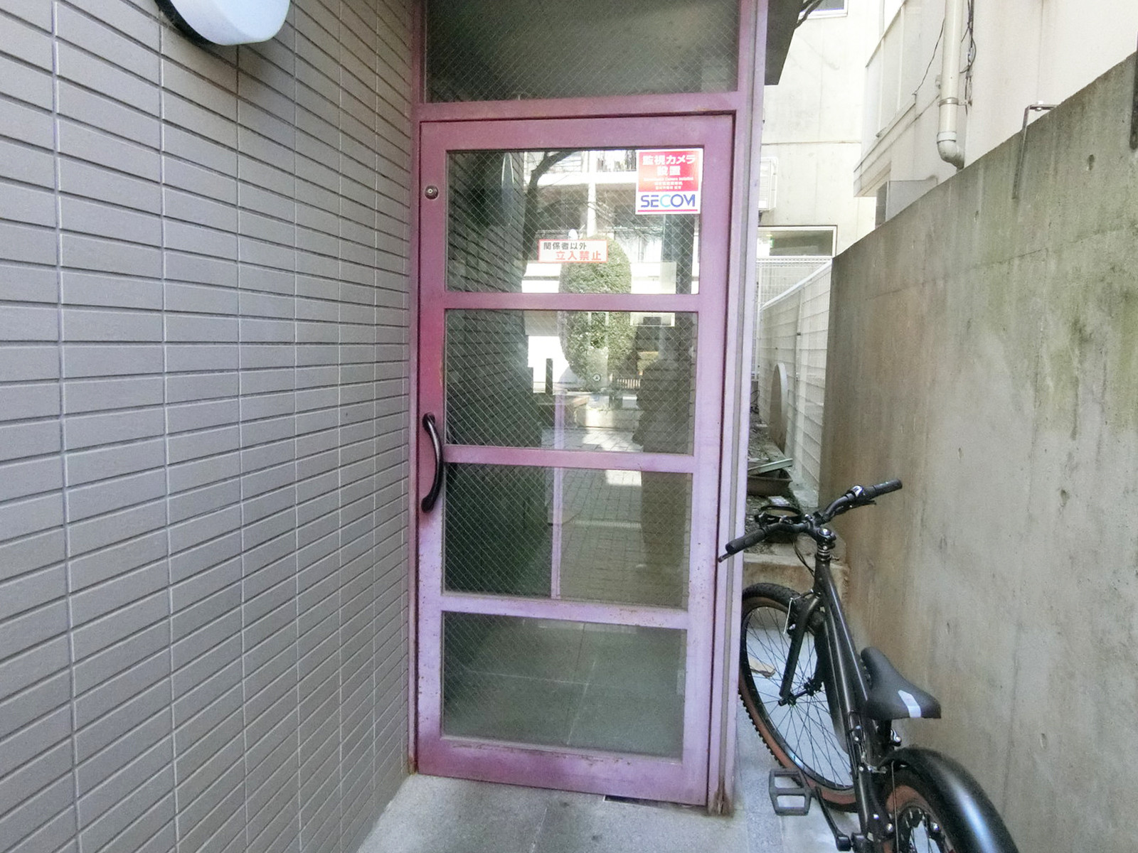 オフィスビル出入口